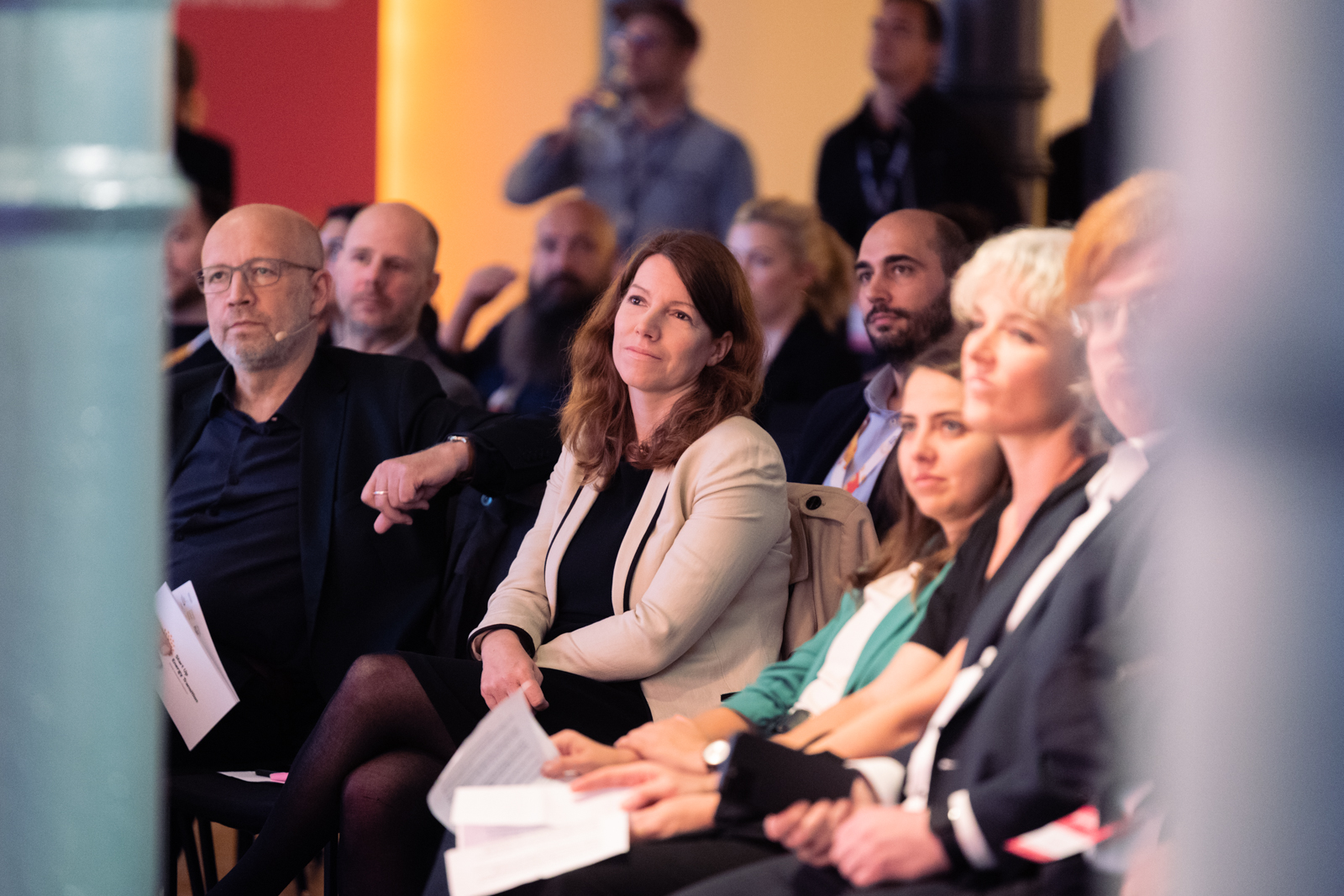 Audience at the SET Award Ceremony 2022. Andreas Kuhlmann sitting next to Dr. Anna Christmann, member of the Bundestag.