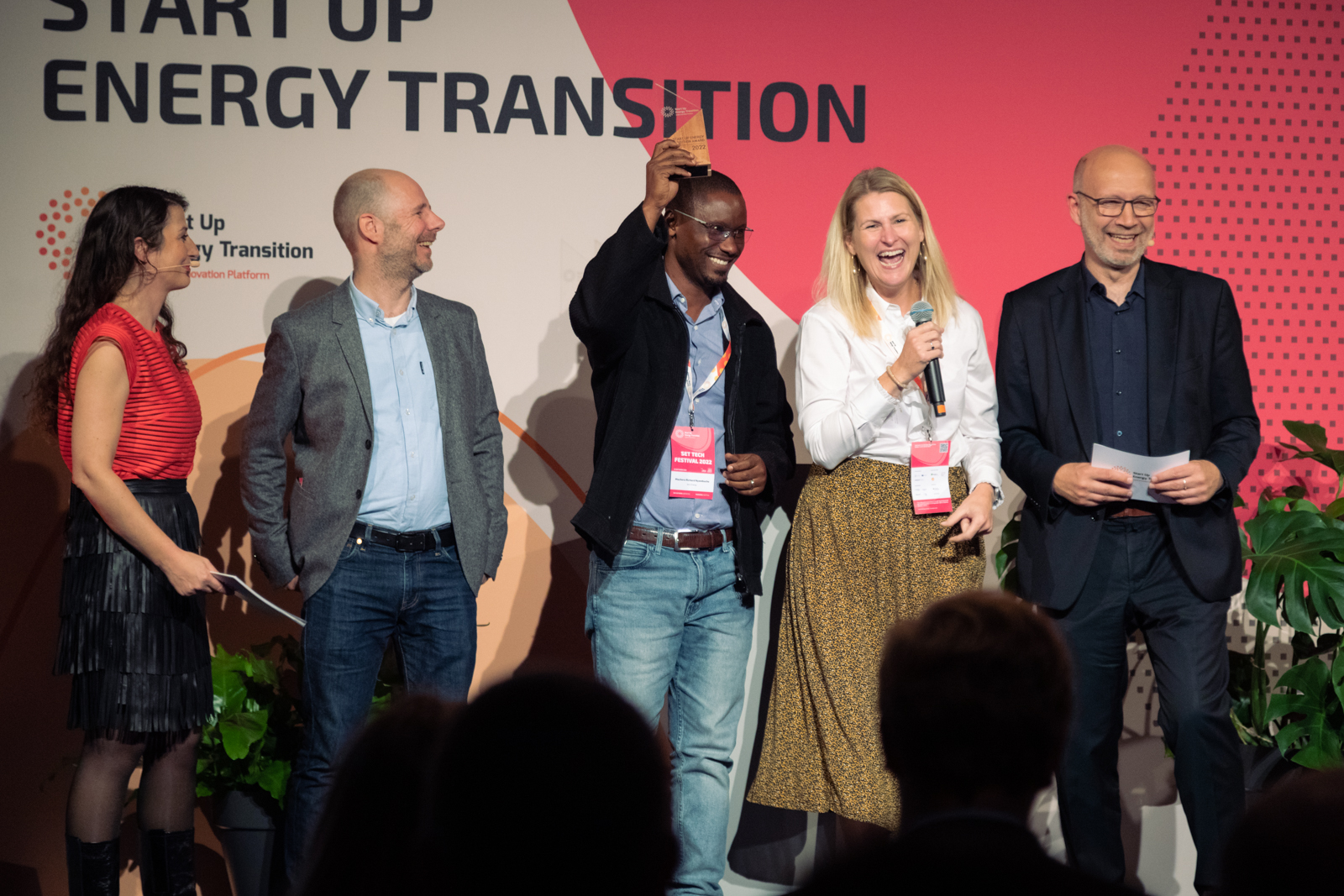 Jaza team on stage at the SET Award Ceremony 2022 while receiving the SET Award Prize in the category Clean Energy Access & SDG7
